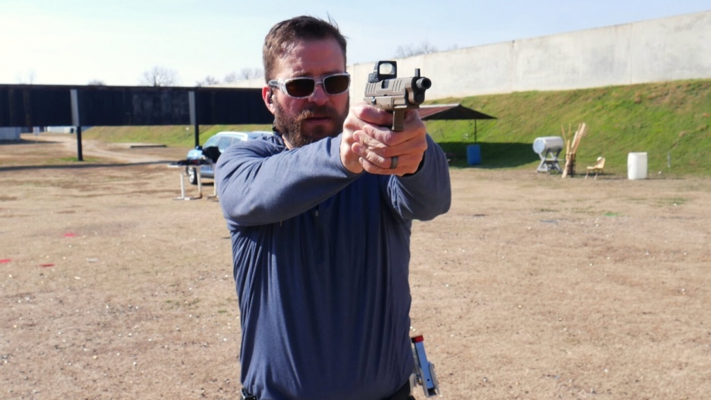 Практические навыки: усовершенствование выхватывания вашего пистолета из кобуры при спортивной стрельбе