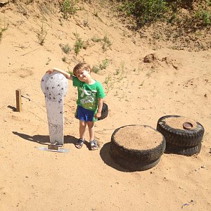 Мишень должна падать от попадания в зачётную зону и не подать от ветра. Фото: Андрей Федоров