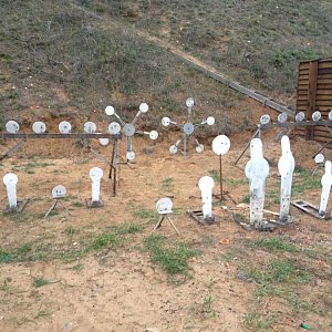 Коллекция старых самодельных мишеней, бесконечное поле деятельности для сварщиков и ремонтников. Фото: Андрей Федоров