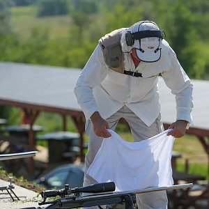 Стрелок накрывает ствол, что бы он не грелся на солнце.