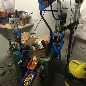 Ещё недавно снаряжать патроны у себя дома могли только в «развитых» оружейных странах. Теперь такая картина часто встречается и в России.