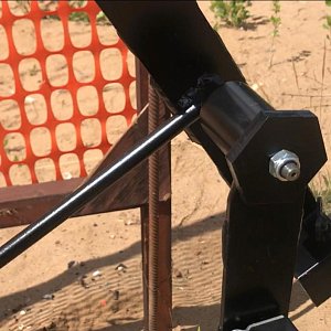 Все нежные узлы защищены бронёй, так что даже прямое попадание пули калибра 7.62 не сможет повредить установку. Фото: Андрей Федоров