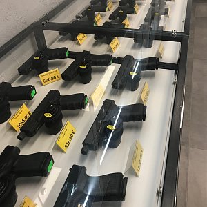 Просто один из прилавков Таллиннского магазина, дилера компании Glock.