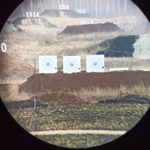 Вот так стрелок и корректировщик видят мишени в смотровую трубу.
