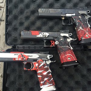 Три практически одинаковых пистолета принадлежат одному спортсмену, но «прописаны» в трёх разных странах. Верхний живёт в Эстонии, средний в России, а нижний в Литве. А встретились на соревнованиях в Болгарии.