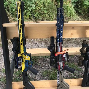 Две почти одинаковые винтовки, но какие разные условия обладания. В Швеции необходимо лицензировать ствол и затвор, а все остальные детали можно купить и установить самостоятельно. В США наоборот, ствол и затвор можно купить через интернет, а право устано