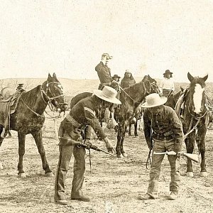 Из-за векового племенного соперничества некоторые индейцы сражались с белыми, чтобы покорить своих исконных врагов. На фотографии слева эти апачи -разведчики армии США времен поздних индейских войн ищут знаки на тропе. Они вооружены карабинами Springfield