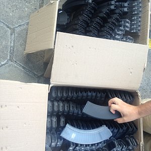 Магазины к Калашникову продают просто на развале, в Эстонии на них нужно специальное разрешение, а во многих странах они просто запрещены.