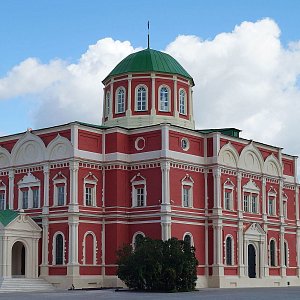 Здание Тульского государственного музея оружия на территории Тульского кремля.