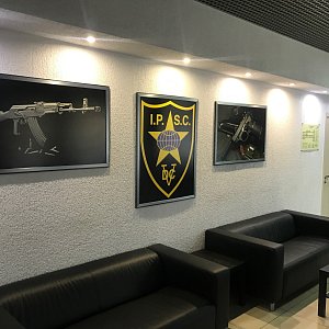 Прихожая стрелкового клуба в Сосновом Бору