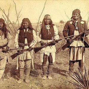 Будь то однозарядное или многозарядное оружие, оружие под патроны с металлическими гильзами было очень желанным среди индейцев. На этой фотографии изображено множество ружей, использующих металлические гильзы. Это (слева направо) два карабина Winchester м