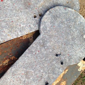 Мягкая сталь самодельных попперов не выдерживает попаданий из мощного оружия. Фото: Андрей Федоров