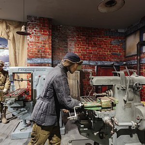 Композиция «Эвакуация. Цех Тульского оружейного завода в г. Медногорске. 1941 г.»