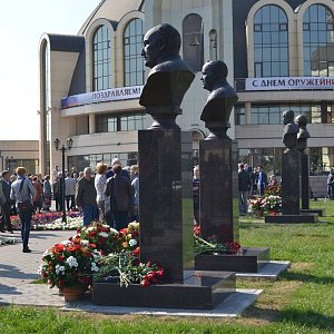 Аллея памяти и славы оружейников на территории Тульского государственного музея оружия.