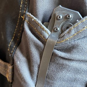 За такое «открытое ношение оружия», в Нью-Йорке вас ждёт штраф, а в Англии тюрьма.