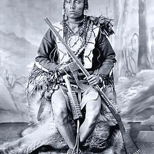 Этот храбрец, безусловно, любил украшать свои любимые вещи заклепками. Он держит не только свое капсюльное ружье, украшенное заклепками, но и украшенный ими же арапник и боевую дубинку. Воин также носит обильно проклепанный пояс и ножны. Он выглядит готов