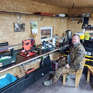 Стрелок в мастерской готовится к стрельбе.