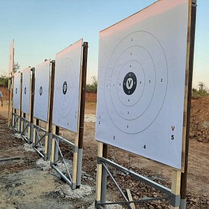 Каждому стрелку судьи из-за бруствера поднимают на специальном лифте его собственную мишень.