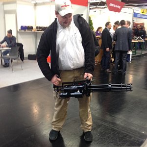 Оружейная выставка, можно потрогать всё что, невозможно купить.